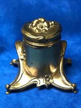 Vintage Art Nouveau in bronze, footed ink stand with milk glass insert